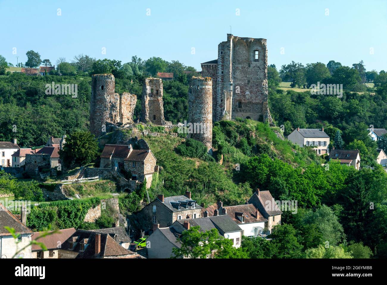 Herisson bezeichnete sie als „Petite Cité de Caractère“. Blick auf das Schloss Ducs de Bourbon. Allier. Auvergne Rhone Alpes. Frankreich Stockfoto