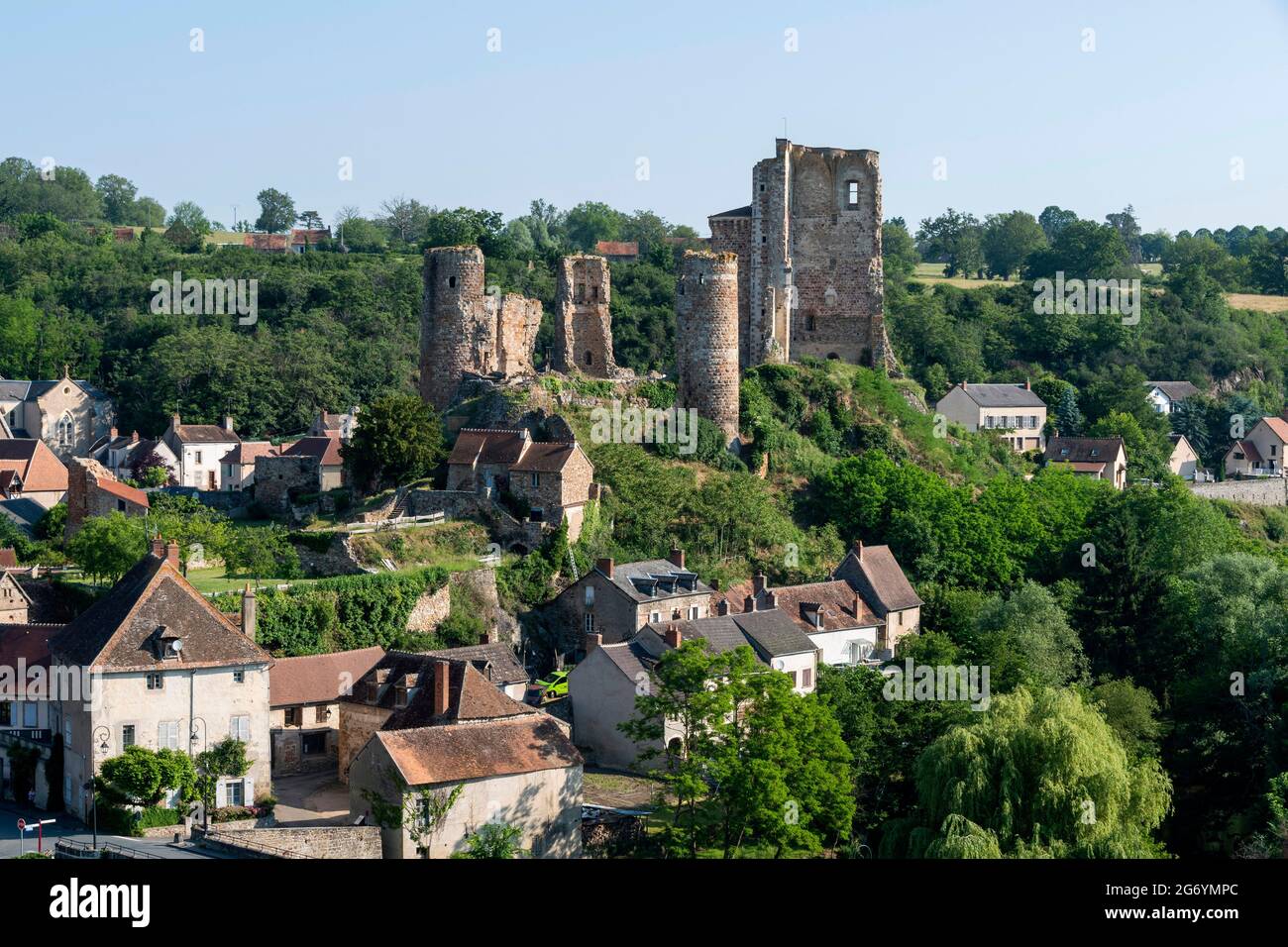 Herisson bezeichnete sie als „Petite Cité de Caractère“. Blick auf das Schloss Ducs de Bourbon. Allier. Auvergne Rhone Alpes. Franc Stockfoto
