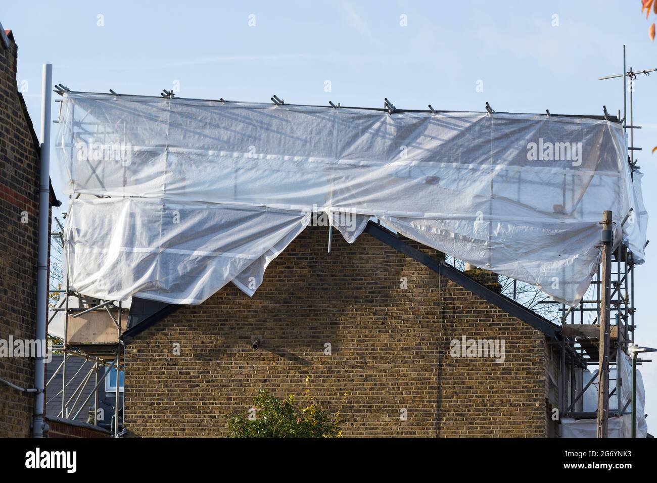 Gerüst & Bedeckungsschutz auf neu fertiggestellten Dormer / Dormer / Dormas / Wohnheim auf dem Dach am Ende der Terrasse viktorianischen Reihenhaus. VEREINIGTES KÖNIGREICH (124) Stockfoto