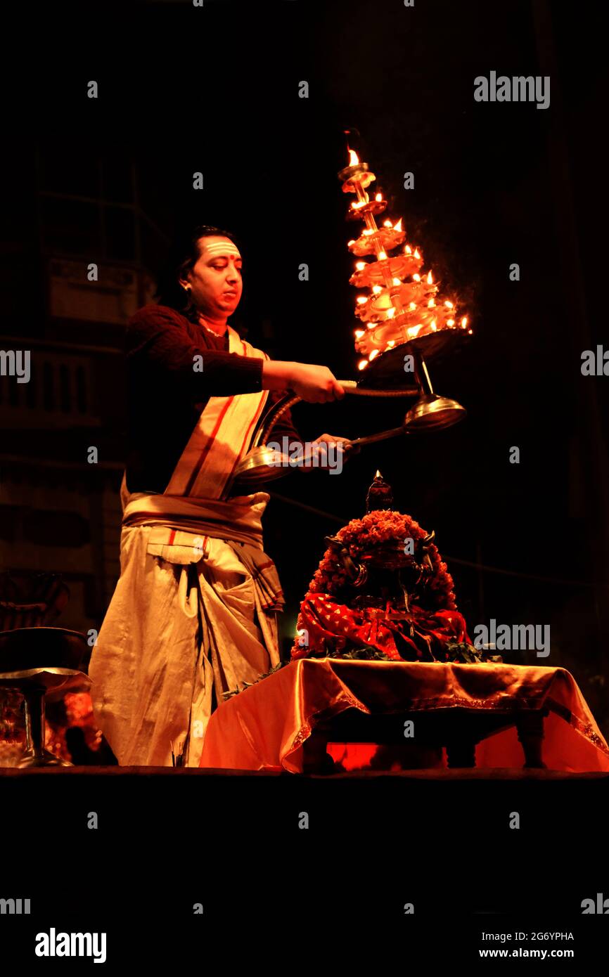 Varanasi, Indien 01. Februar 2021 Zeremonienrituale von Ganga aarti, durchgeführt von Hindu-Priestern in Dashashwamedh Ghat in Varanasi Uttar Pradesh Indien Stockfoto