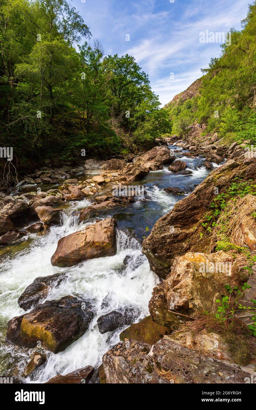Der Glaslyn River, der durch den Aberglaslyn Pass im Snowdonia National Park, Nordwales fließt Stockfoto