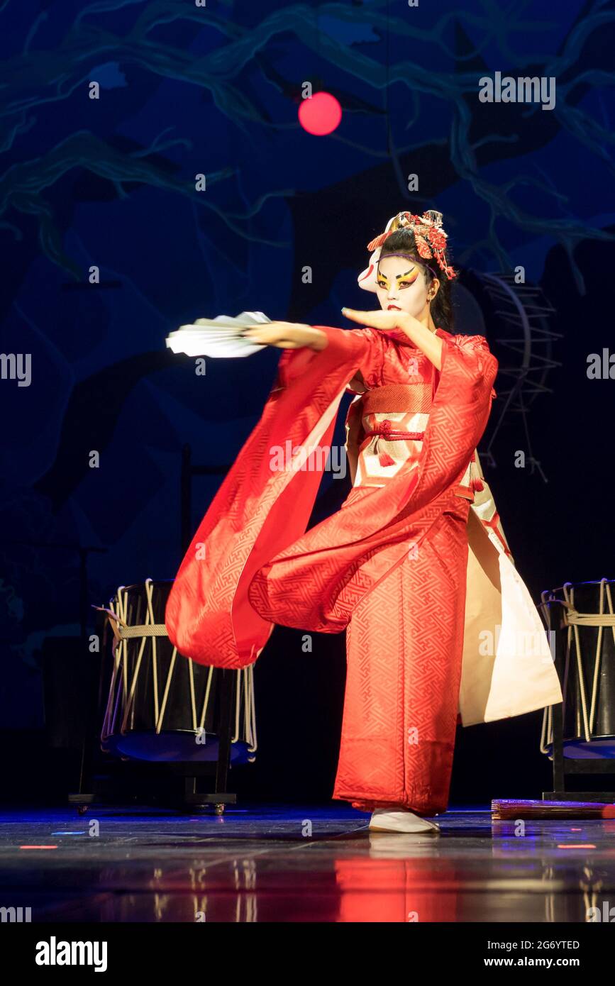 Frau tanzt mit einem Fächer. Traditionelle japanische Performance Rotfuchs Tanz. Der Kino Kitsune Fuchs ist eine Figur in japanischen Legenden. Stockfoto