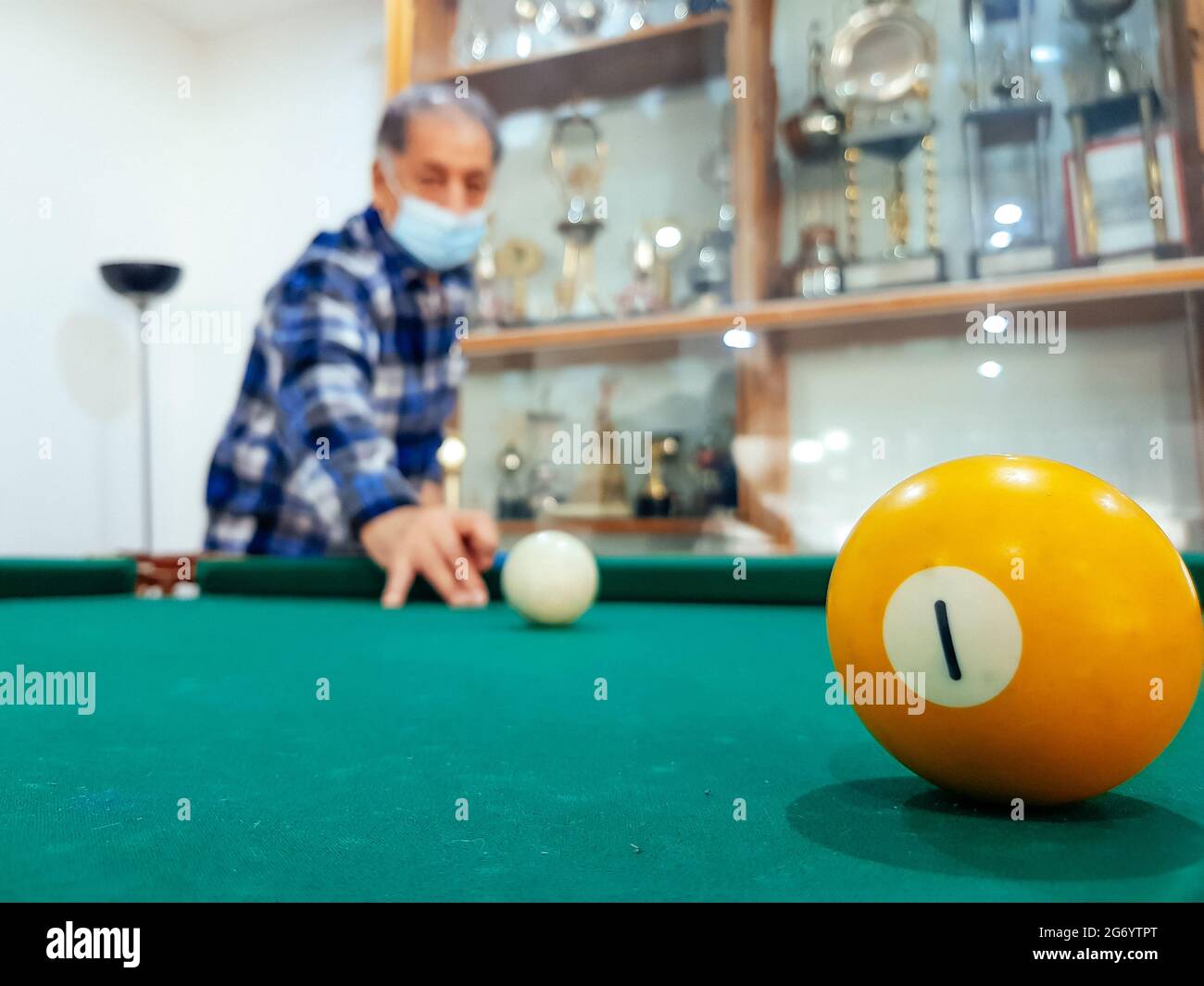 Porträt eines älteren kaukasischen Mannes, der Billard spielt. Stockfoto