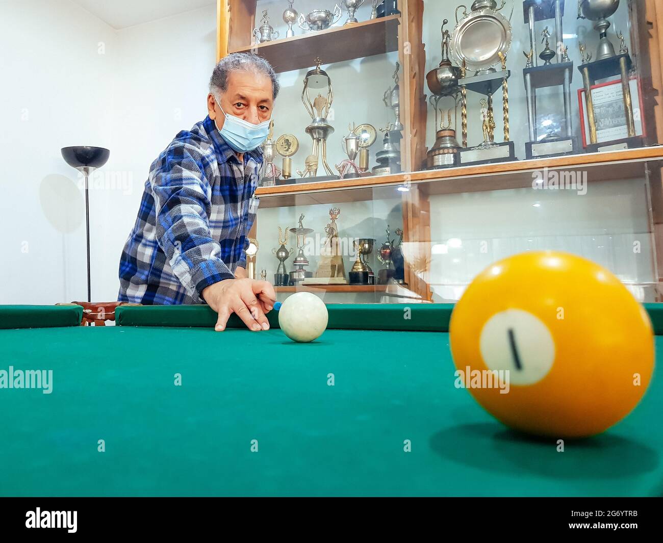 Porträt eines älteren kaukasischen Mannes, der Billard spielt. Stockfoto