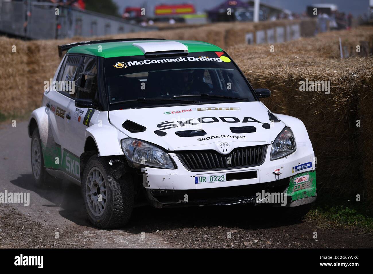 Goodwood House, Chichester, Großbritannien. Juli 2021. Goodwood Festival of Speed; Tag zwei; Martin McCormack fährt einen Skoda Fabia S2000 in der Rally Stage Credit: Action Plus Sports/Alamy Live News Stockfoto