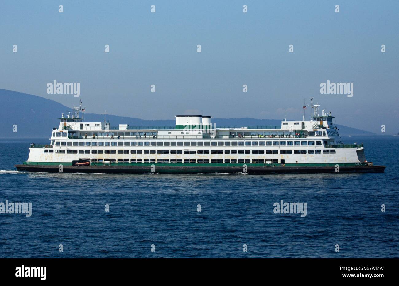 Die Washington State Ferry fährt zwischen den San Juan Inseln Stockfoto