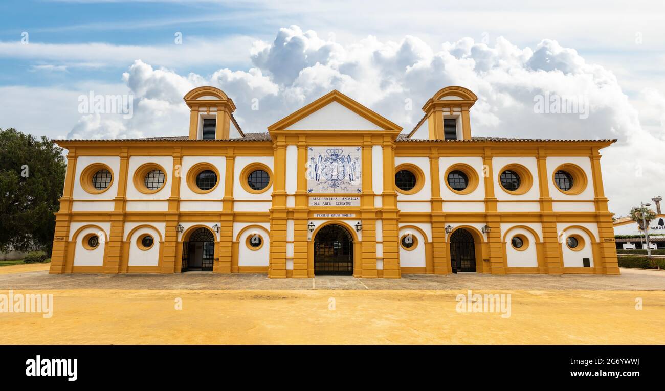 Jerez de la Frontera, Cádiz, Spanien - 17. Juni 2021: Reithalle der Royal Andalusian School of Equestrian Art Foundation, wo die Ausstellung wie Stockfoto