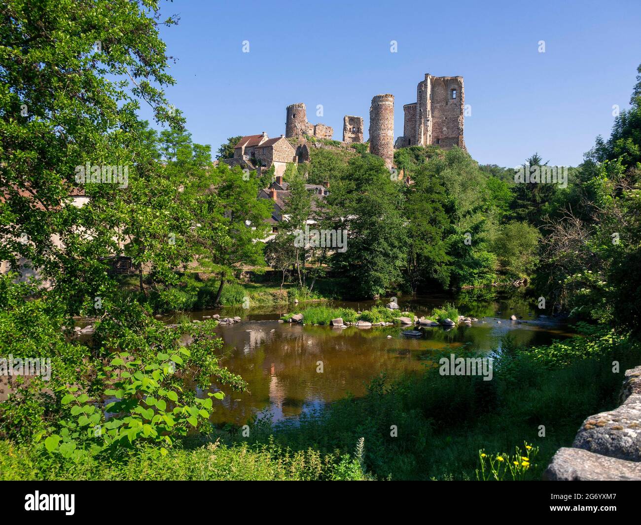 Herisson bezeichnete sie als „Petite Cité de Caractère“. Blick auf das castel de Ducs de Bourbon und den Fluss Aumance. Allier. Auvergne Rhone Alpes. Frankreich, Blick auf Stockfoto