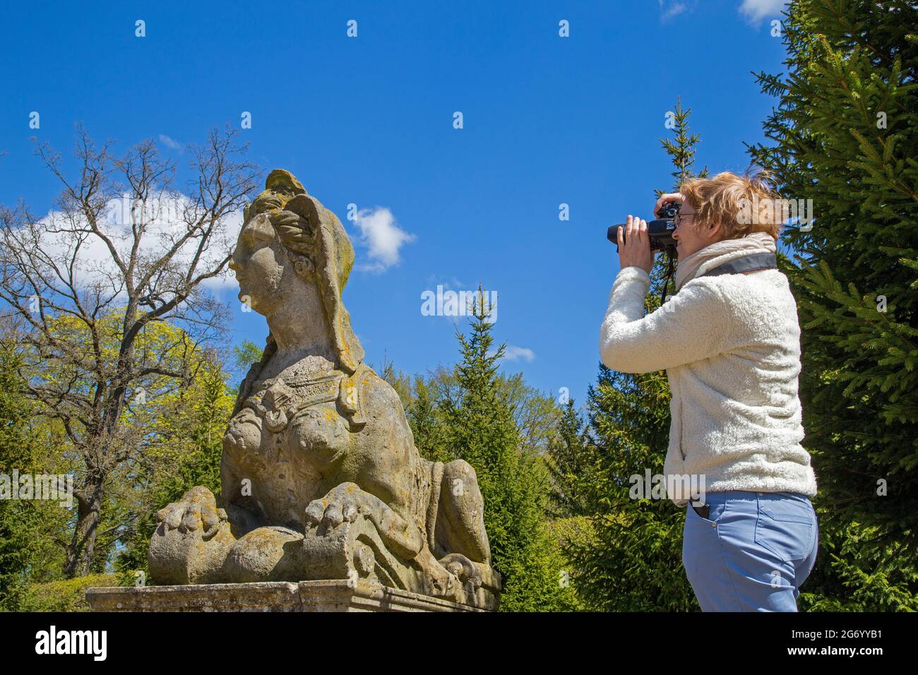 Frau, die die Sphinx-Statue fotografiert, Schloss Rheinsberg, Brandenburg, Deutschland Stockfoto