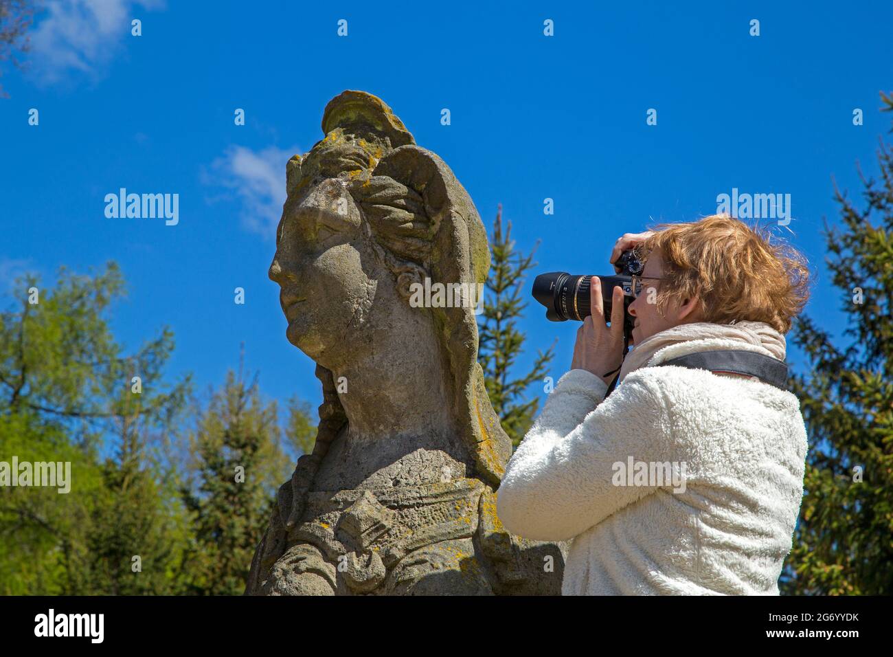 Frau, die die Sphinx-Statue fotografiert, Schloss Rheinsberg, Brandenburg, Deutschland Stockfoto