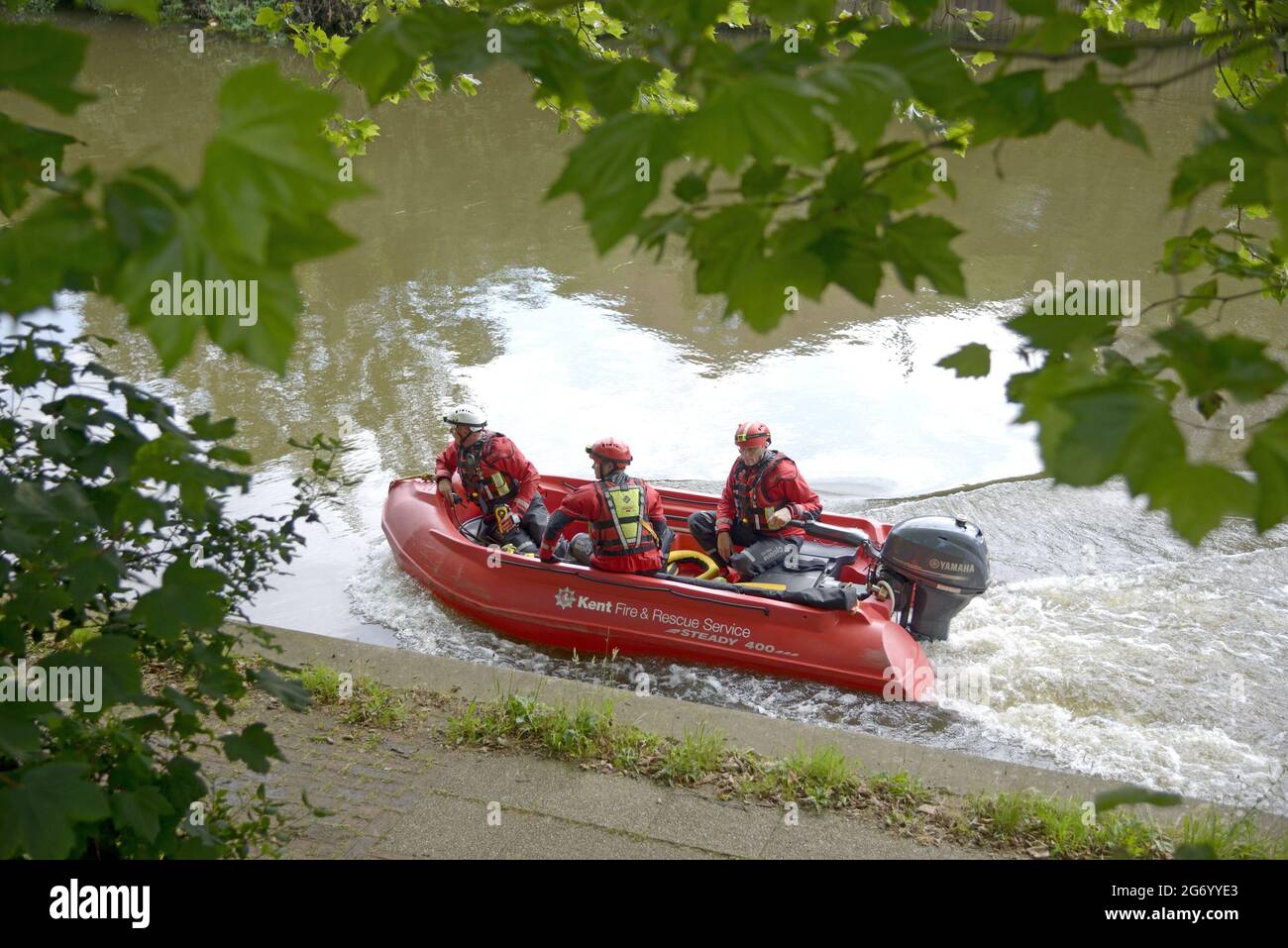 Maidstone, Kent, Großbritannien. Juli 2021. Eine große Anzahl von Rettungsdiensten nimmt an einem Zwischenfall im Zentrum von Maidstone Teil und konzentriert sich auf den Fluss Medway, wo ein Mann vermutlich von einer Brücke im Stadtzentrum gesprungen ist. Am Nachmittag wurden ein Hubschrauber, eine Drohne, eine Intensivstation und eine Wassersuch- und Rettungsaktion eingesetzt. [Update 10/07: Leider wurde heute Morgen der Körper eines Mannes geborgen. Der Tod wird nicht als verdächtig angesehen] Credit: Phil Robinson/Alamy Live News Stockfoto