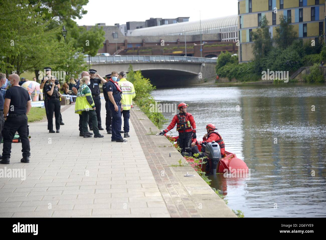 Maidstone, Kent, Großbritannien. Juli 2021. Eine große Anzahl von Rettungsdiensten nimmt an einem Zwischenfall im Zentrum von Maidstone Teil und konzentriert sich auf den Fluss Medway, wo ein Mann vermutlich von einer Brücke im Stadtzentrum gesprungen ist. Am Nachmittag wurden ein Hubschrauber, eine Drohne, eine Intensivstation und eine Wassersuch- und Rettungsaktion eingesetzt. [Update 10/07: Leider wurde heute Morgen der Körper eines Mannes geborgen. Der Tod wird nicht als verdächtig angesehen] Credit: Phil Robinson/Alamy Live News Stockfoto