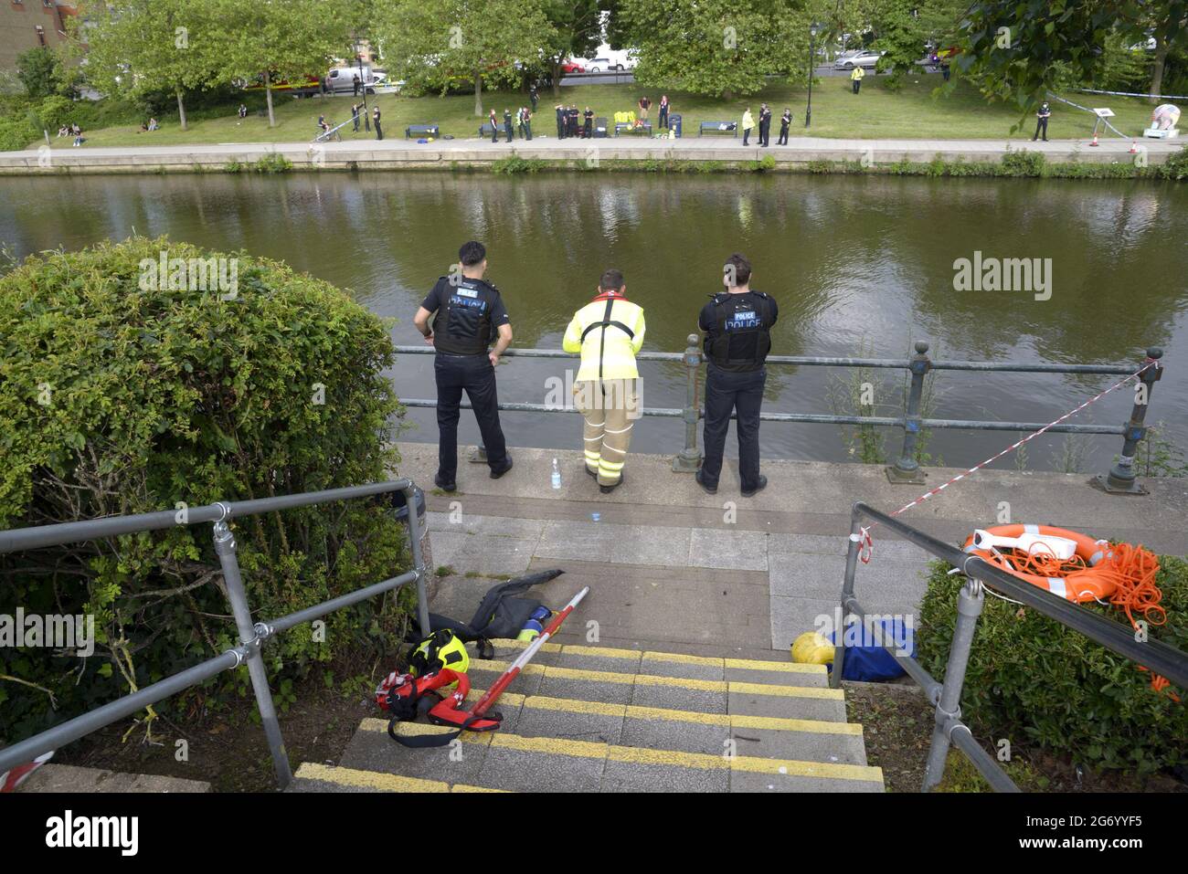 Maidstone, Kent, Großbritannien. Juli 2021. Eine große Anzahl von Rettungsdiensten nimmt an einem Zwischenfall im Zentrum von Maidstone Teil und konzentriert sich auf den Fluss Medway, wo ein Mann vermutlich von einer Brücke im Stadtzentrum gesprungen ist. Am Nachmittag wurden ein Hubschrauber, eine Drohne, eine Intensivstation und eine Wassersuch- und Rettungsaktion eingesetzt. [Update 10/07: Leider wurde heute Morgen der Körper eines Mannes geborgen. Der Tod wird nicht als verdächtig angesehen] Credit: Phil Robinson/Alamy Live News Stockfoto