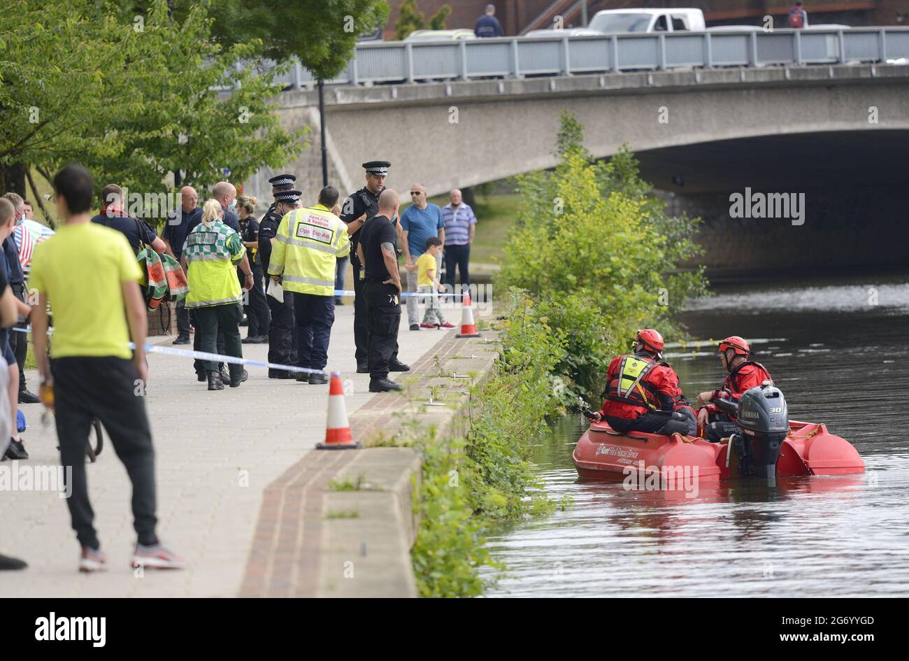 Maidstone, Kent, Großbritannien. Juli 2021. Eine große Anzahl von Rettungsdiensten nimmt an einem Zwischenfall im Zentrum von Maidstone Teil und konzentriert sich auf den Fluss Medway, wo ein Mann vermutlich von einer Brücke im Stadtzentrum gesprungen ist. Am Nachmittag wurden ein Hubschrauber, eine Drohne, eine Intensivstation und eine Wassersuch- und Rettungsaktion eingesetzt. [Update 10/07: Leider wurde heute Morgen der Körper eines Mannes geborgen. Der Tod wird nicht als verdächtig angesehen] Credit: Phil Robinson/Alamy Live News Stockfoto