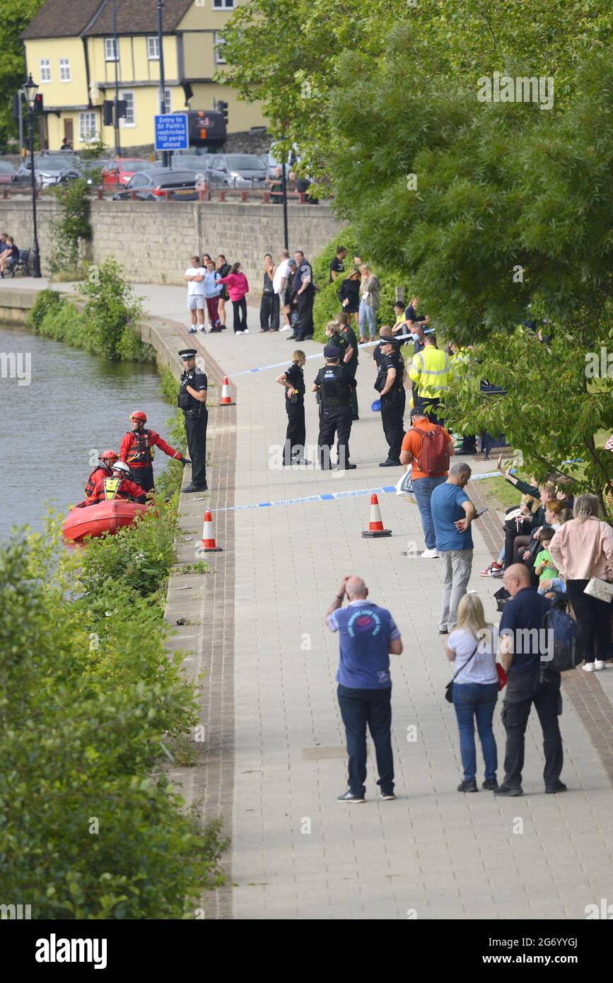 Maidstone, Kent, Großbritannien. Juli 2021. Eine große Anzahl von Rettungsdiensten nimmt an einem Zwischenfall im Zentrum von Maidstone Teil und konzentriert sich auf den Fluss Medway, wo ein Mann vermutlich von einer Brücke im Stadtzentrum gesprungen ist. Am Nachmittag wurden ein Hubschrauber, eine Drohne, eine Intensivstation und eine Wassersuch- und Rettungsaktion eingesetzt. [Update 10/07: Leider wurde heute Morgen der Körper eines Mannes geborgen. Der Tod wird nicht als verdächtig angesehen] Credit: Phil Robinson/Alamy Live News Stockfoto