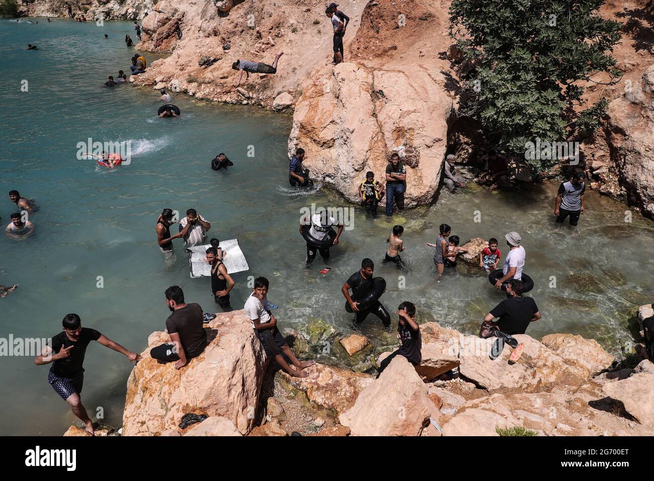 Darkusch, Syrien. Juli 2021. Syrer schwimmen im Wasser des Flusses Asi-Orontes in der Stadt Darkusch, um die Hitze bei hohen Temperaturen zu überstehen. Quelle: Anas Alkharboutli/dpa/Alamy Live News Stockfoto