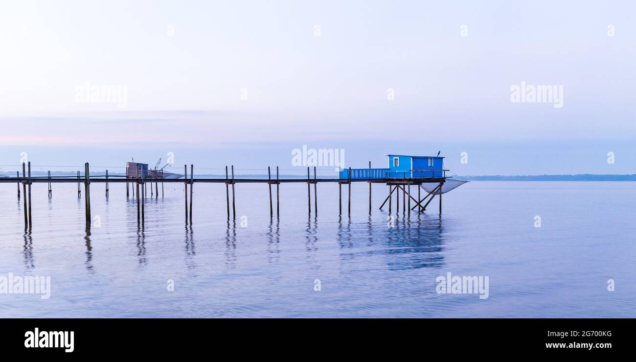 Fischerhütte im blauen Sonnenuntergang in der Bucht von Yves, Frankreich Stockfoto