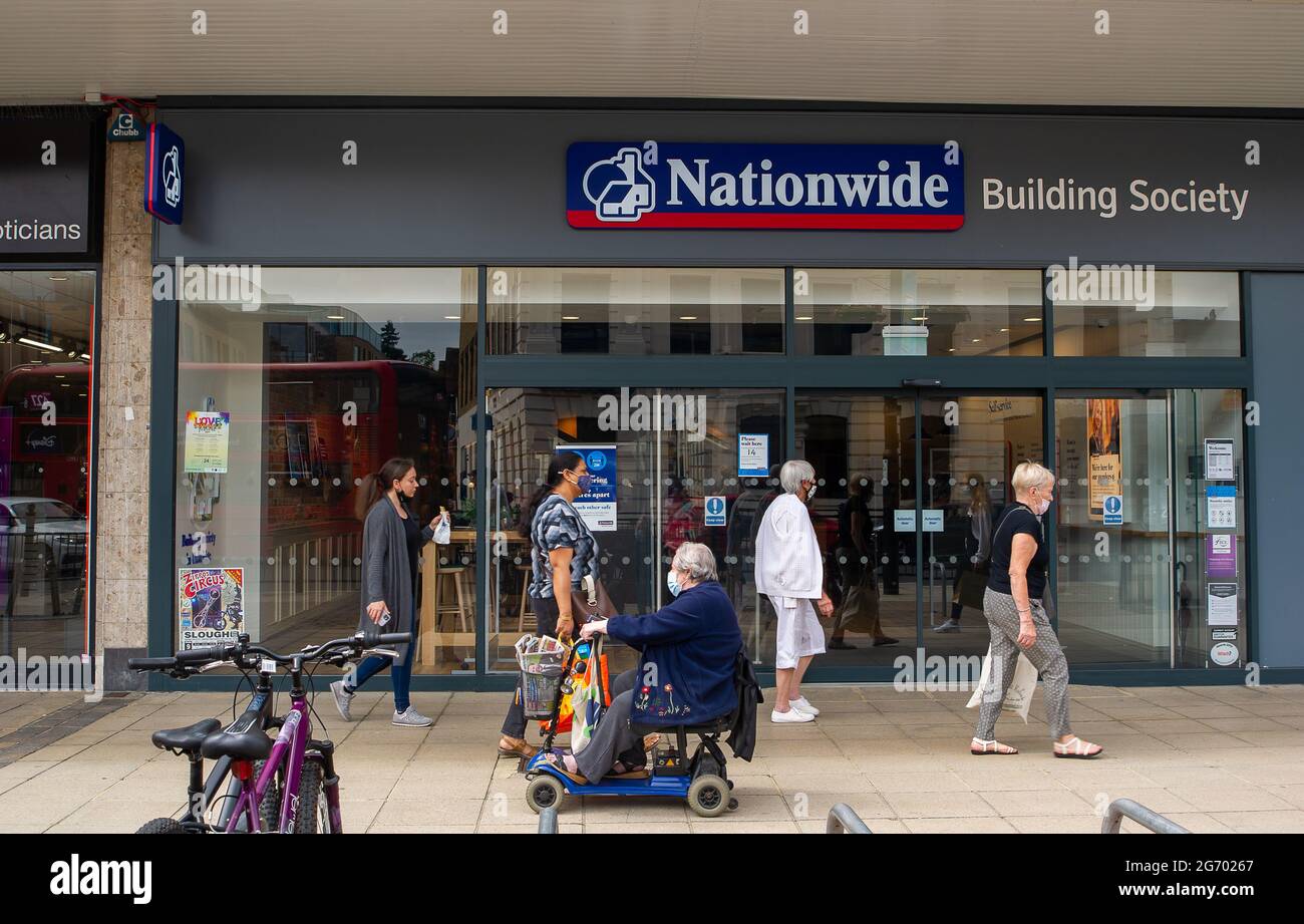 Uxbridge, London Borough of Hillingdon, Großbritannien. Juli 2021. Menschen tragen Gesichtsmasken, wenn sie an der Nationwide Building Society vorbeigehen. Es wird erwartet, dass Boris Johnson ankündigen wird, dass Gesichtsmasken nicht mehr obligatorisch sein werden, wenn er die Covid-19-Sperre am 19. Juli 2021 aufhebt. Es wird jedoch berichtet, dass sich viele Menschen darüber unbehaglich fühlen, und das ist zu früh angesichts der großen Spitze bei positiven Covid-19-Fällen. Quelle: Maureen McLean/Alamy Live News Stockfoto