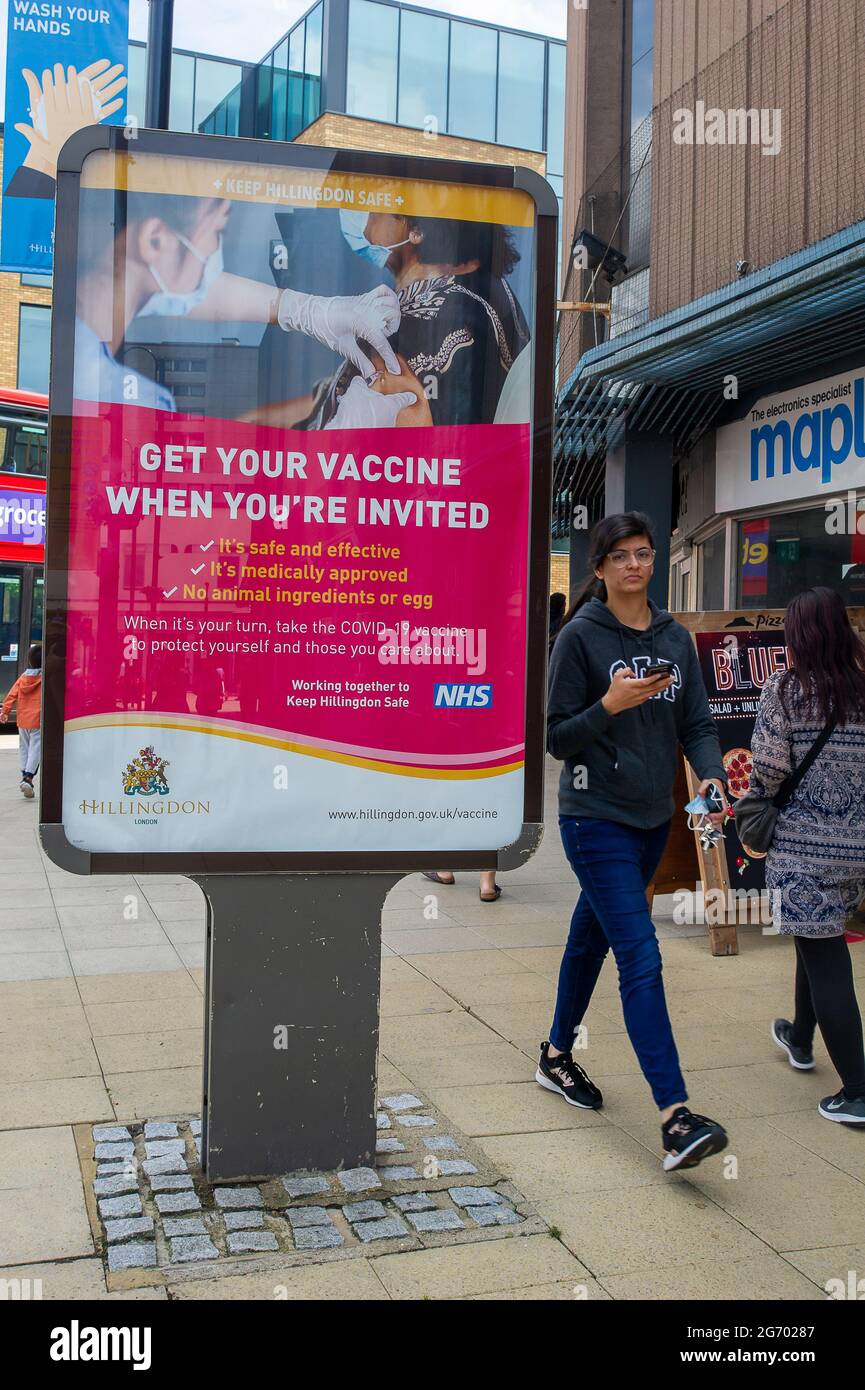 Uxbridge, London Borough of Hillingdon, Großbritannien. Juli 2021. Ein erhalten Sie Ihren Impfstoff, wenn Sie eingeladen werden Werbung in Uxbridge. Quelle: Maureen McLean/Alamy Live News Stockfoto