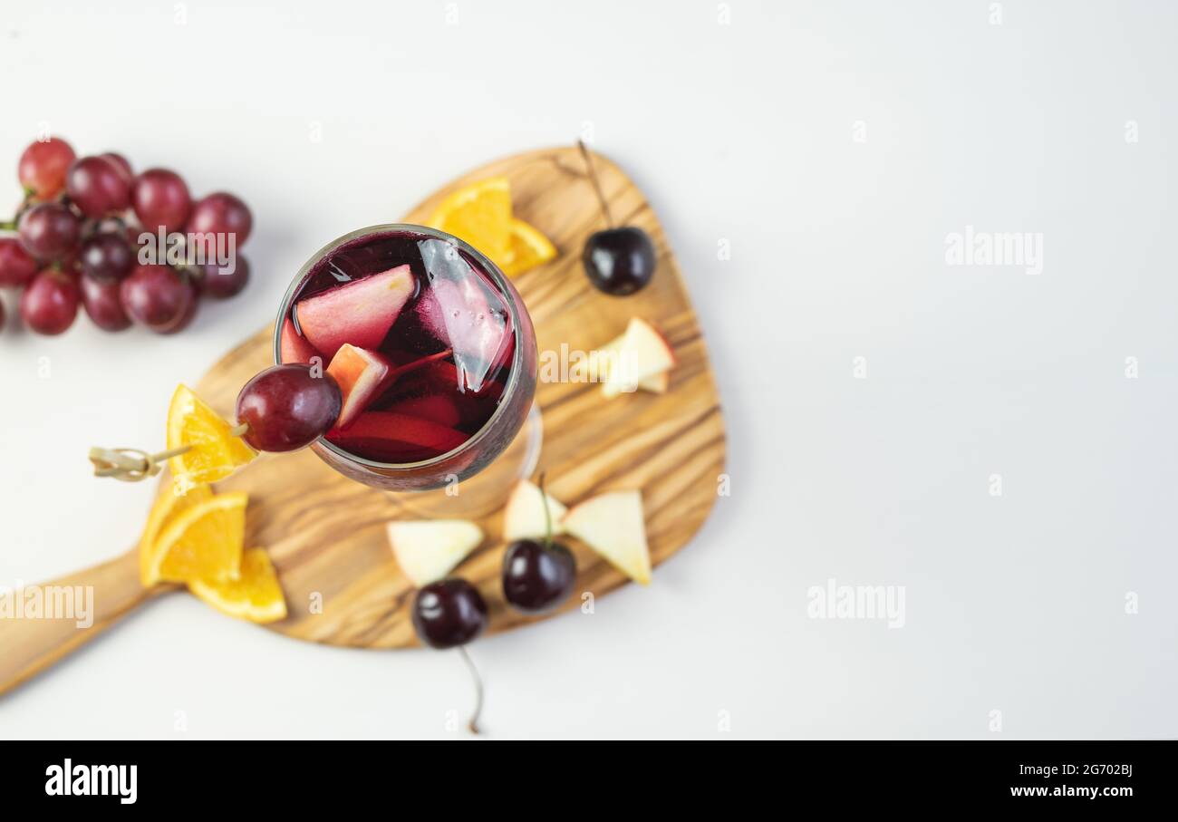 Sangria-Glas mit Fruchtdeko. Traditionelles spanisches Getränk. Speicherplatz kopieren. Hoher Winkel. Stockfoto