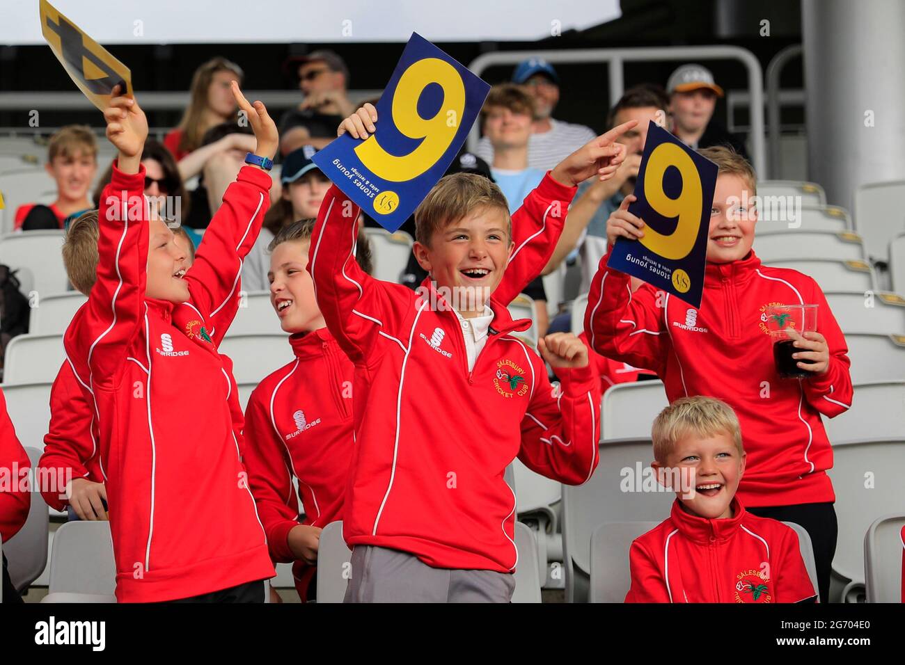 Manchester, Großbritannien. Juli 2021. Schulkinder genießen eine Nacht T20 Cricket in Manchester, Großbritannien am 7/9/2021. (Foto von Conor Molloy/News Images/Sipa USA) Quelle: SIPA USA/Alamy Live News Stockfoto