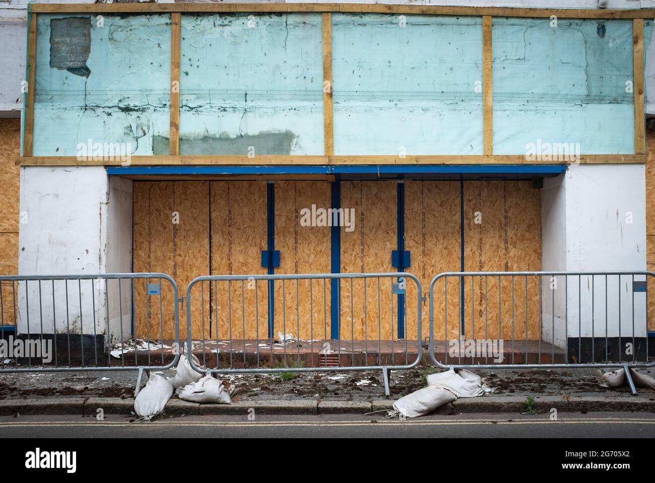 Der Eingang zu einem leeren Laden in Dumfries, Schottland, wo die Anzeichen eines wirtschaftlichen Abschwungs in der Architektur deutlich werden. Stockfoto