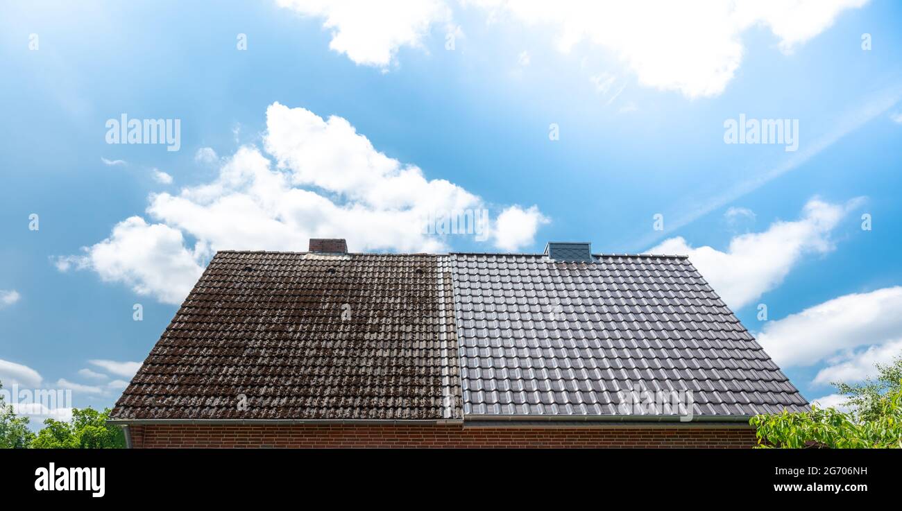Eine Hälfte gereinigt Haus Dach zeigt die vor und nach dem Effekt eines Dach Reinigung. Stockfoto