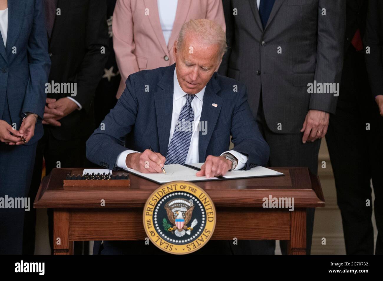 Der US-Präsident Joe Biden unterzeichnet am Freitag, den 9. Juli 2021, im State Dining Room des Weißen Hauses in Washington, DC, einen Exekutivbefehl zur Förderung des Wettbewerbs in der amerikanischen Wirtschaft. Laut dem Weißen Haus wird die Verordnung “die Preise für Familien senken, die Löhne für die Arbeitnehmer erhöhen und Innovation und noch schnelleres Wirtschaftswachstum fördern. Kredit: Alex Edelman/Pool via CNP Stockfoto