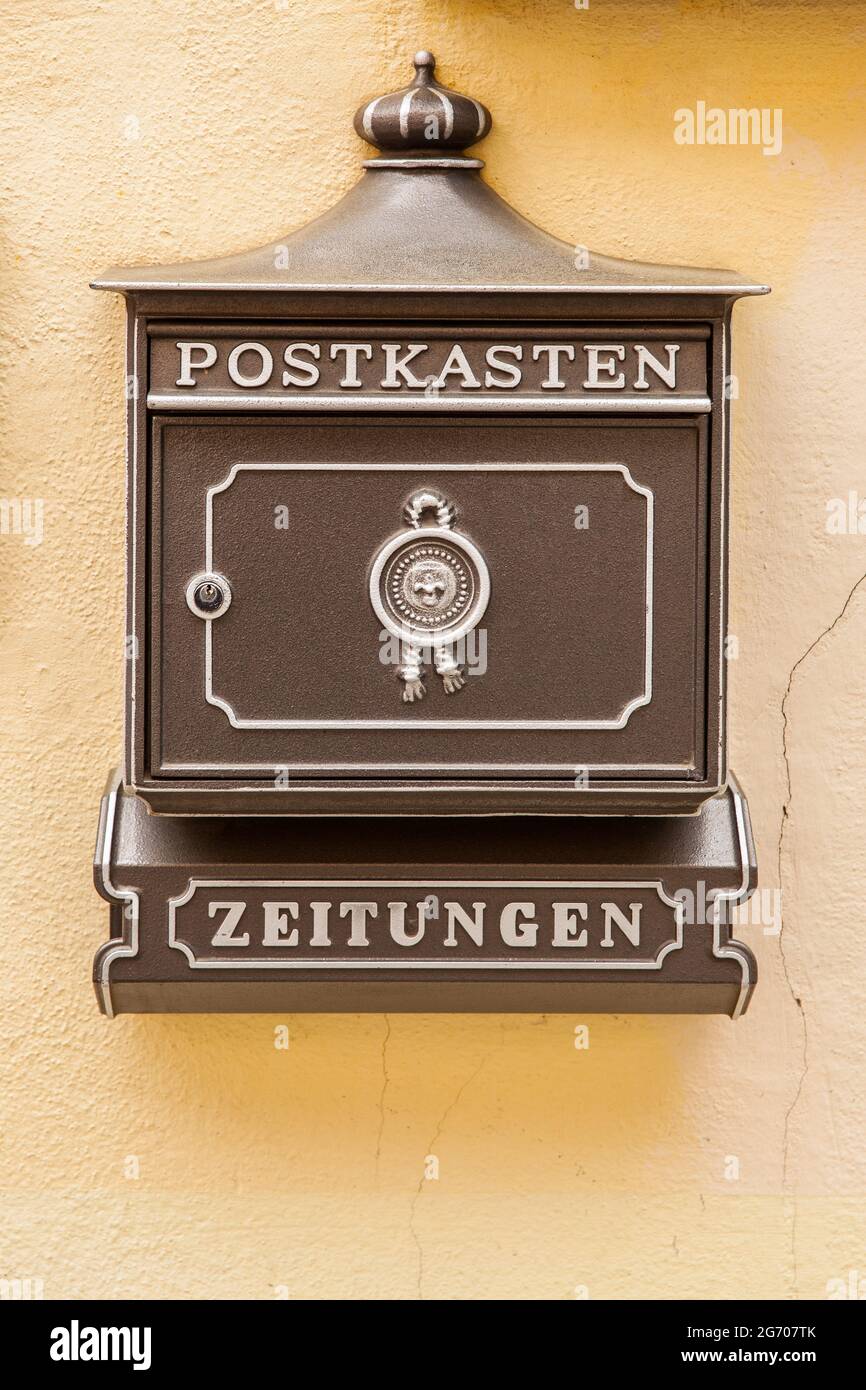 Nürnberg, Deutschland - 17. Mai 2016: Deutscher Briefkasten an der Wand aus nächster Nähe Stockfoto
