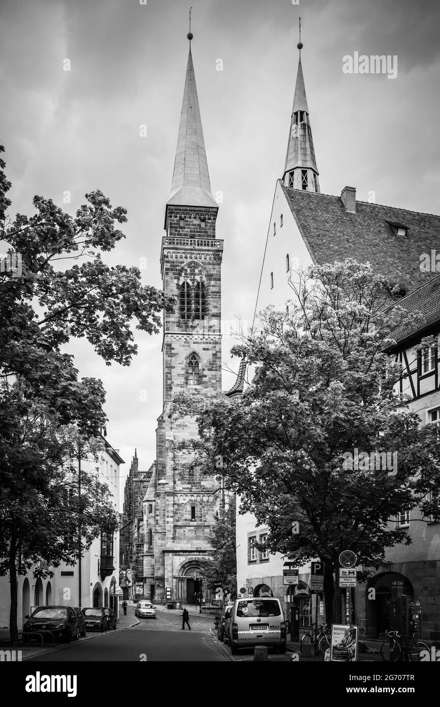 Nürnberg, Deutschland - 17. Mai 2016: Straße und St. Sebaldus Kirche in Nürnberg. Schwarz-weiße deutsche Stadtlandschaft Stockfoto