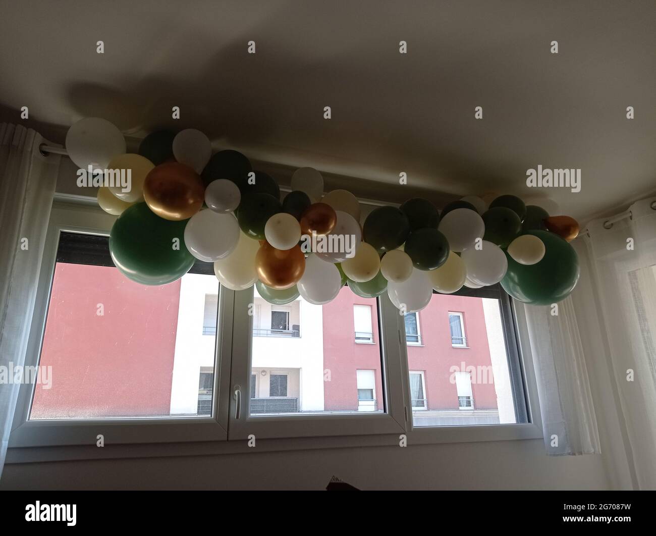 Ballons colorés d'anniversaire accrochés au plafond, Frankreich Stockfoto