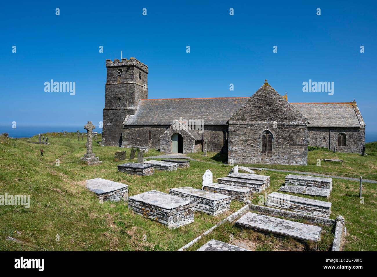 Blick auf die alte St. Materiana Kirche, Tintagel, Cornwall; erbaut im elften Jahrhundert mit späteren Ergänzungen. Auf dem South West Coast Path. Stockfoto