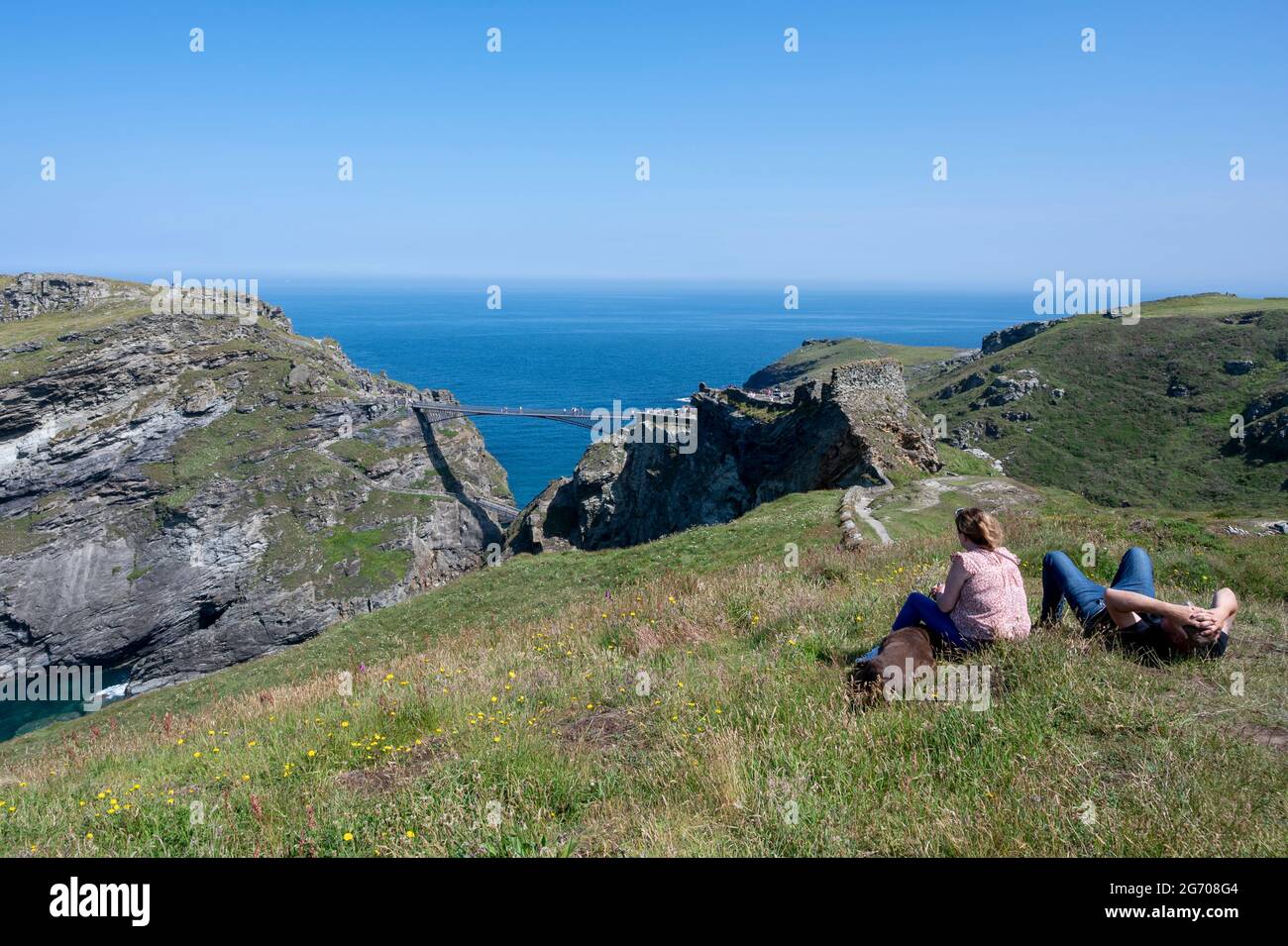 Die neue Fußgängerbrücke von Tintagel Castle zur Tintagel Castle Island. Blick vom South West Coast Path auf Glebe Cliff, Tintagel, Cornwall. Stockfoto