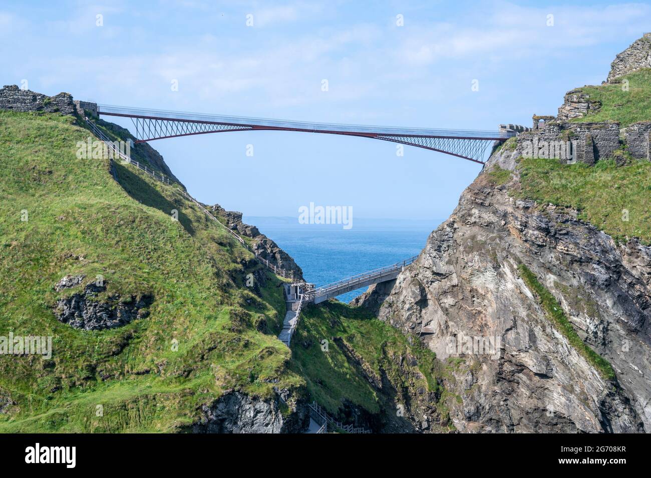 Die neue Fußgängerbrücke von Tintagel Castle zur Tintagel Castle Island, der Heimat des legendären Königs Arthur und Camelot. Vom South West Coast Path. Stockfoto