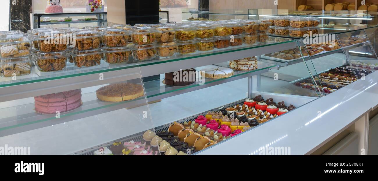 Eine Ausstellung mit französischem Gebäck und Backwaren, darunter eine Auswahl an Donuts, Kaffeepulzen und Muffins. Stockfoto