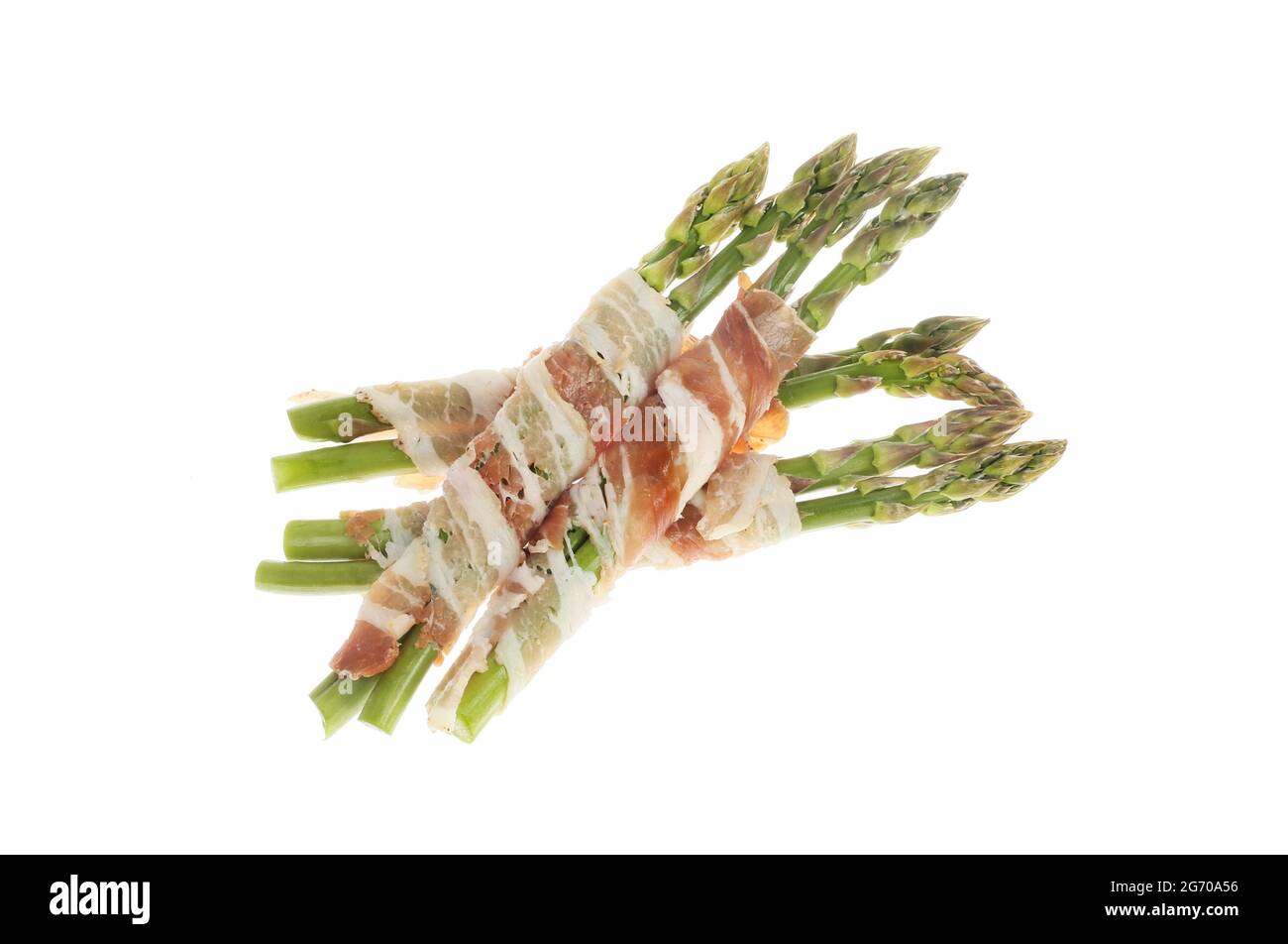 Spargel eingewickelt mit Pancetta isoliert gegen Weiß Stockfoto