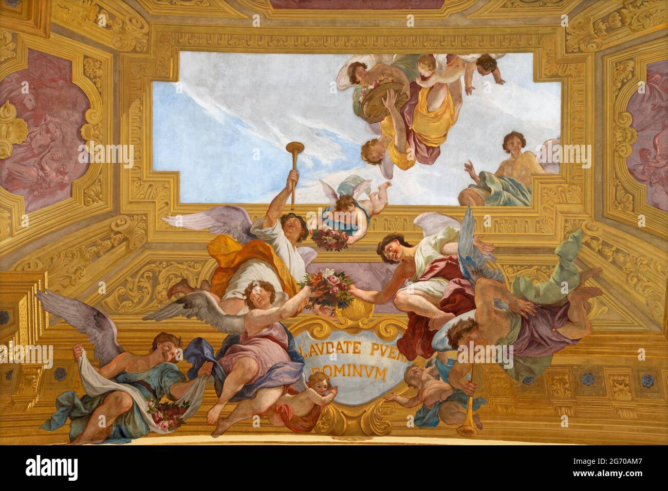 WIEN, AUSTIRA - 5. JULI 2021: Das Fresko der Engel mit den Blumen in Herrlichkeit in der Jesuitenkirche - Jesuitenkirche von dem jesuiten Andrea Pozzo Stockfoto