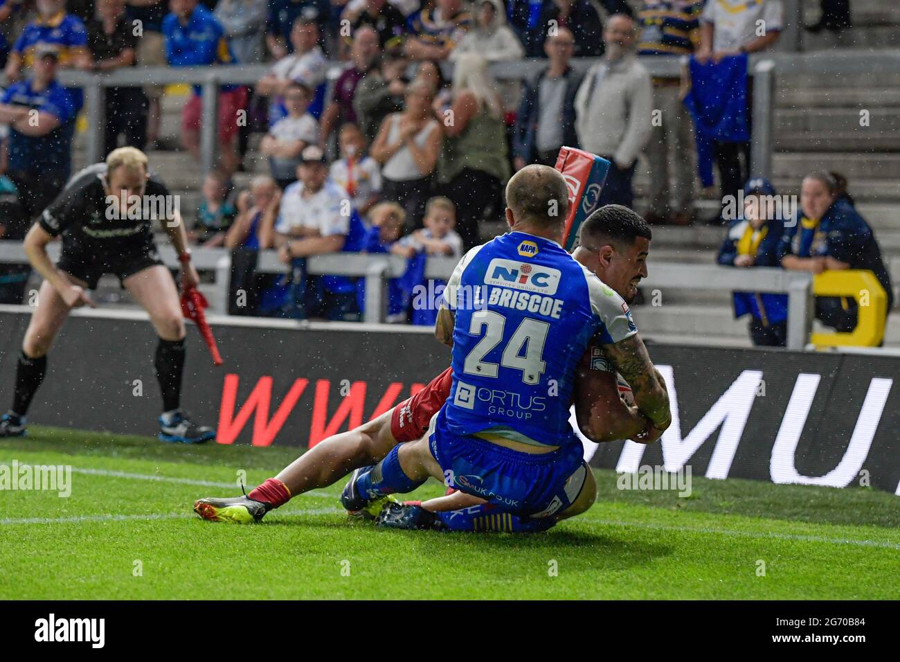 Fouad Yaha (5) von Catalans Dragons versucht, es 18-24 zu schaffen Stockfoto