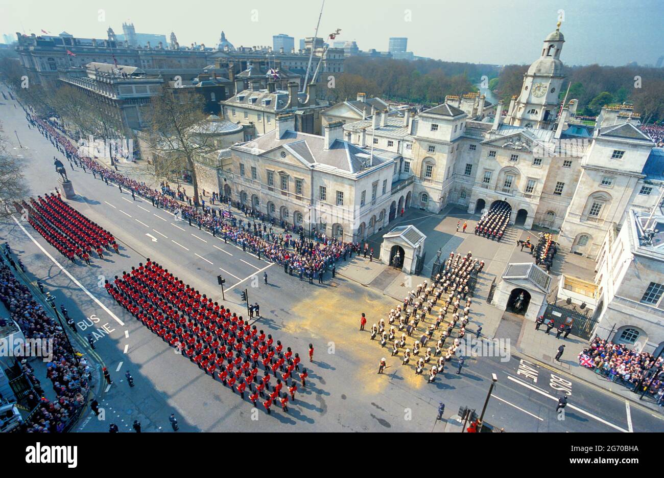 Das Staatsfuneral von Königin Elizabeth, der Königin-Mutter, passiert die Horse Guards Parade nach Whitehall, während der Courtage in Richtung Westminister Abbey führt Stockfoto