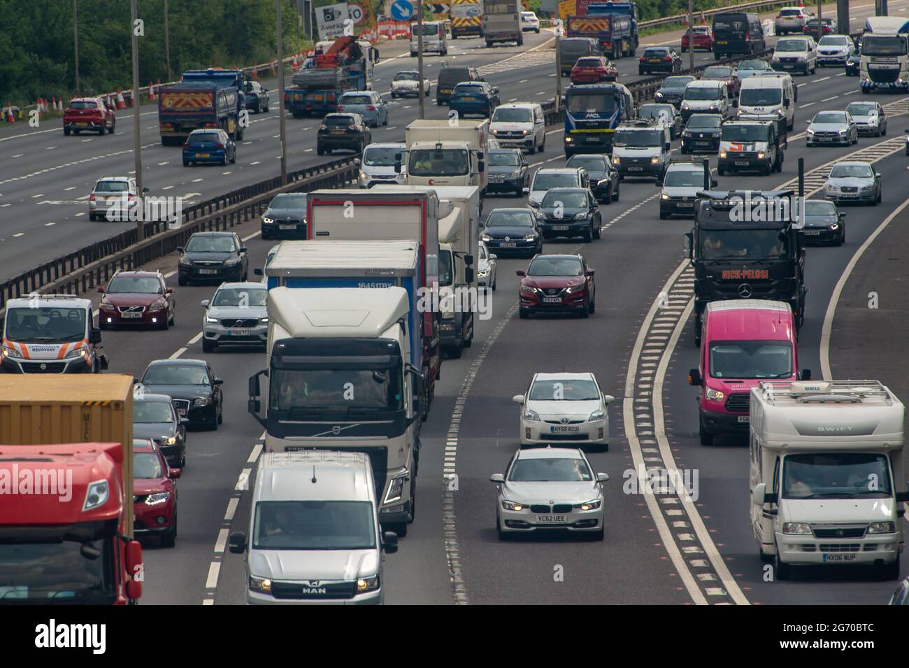 Iver, Buckinghamshire, Großbritannien. Juli 2021. Der Verkehr auf der M25 war heute Nachmittag stark, und es gab variable Geschwindigkeitsbegrenzungen. Highways England plant die Umwandlung der Kreuzungen 10 t0 16 der M25 in eine intelligente Autobahn, die die harte Schulter entfernen soll. Der Baubeginn ist für 2022. Quelle: Maureen McLean/Alamy Live News Stockfoto