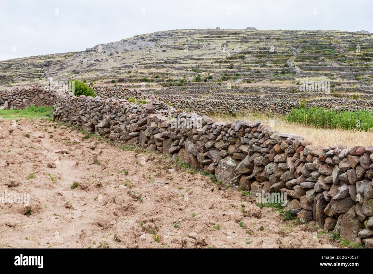 Kleine ummauerte Felder und Weiden auf der Insel Amantani, Titicaca-See, Peru Stockfoto