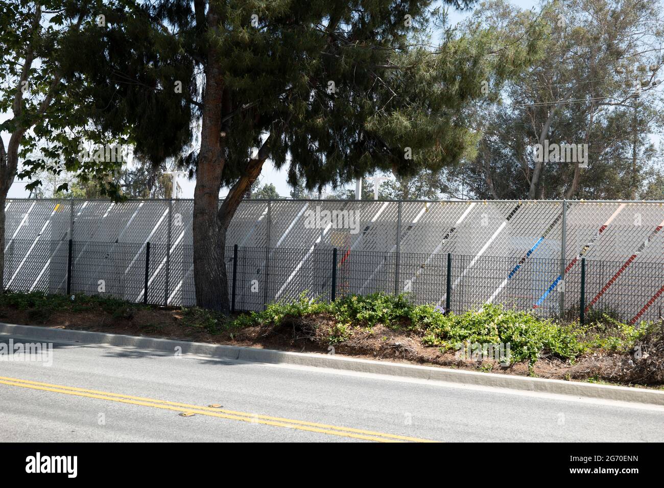 North Hollywood, CA USA - 28. Mai 2021: Die winzigen Häuser für Obdachlose im Chandler Boulevard Bridge Home Village für Obdachlose Stockfoto