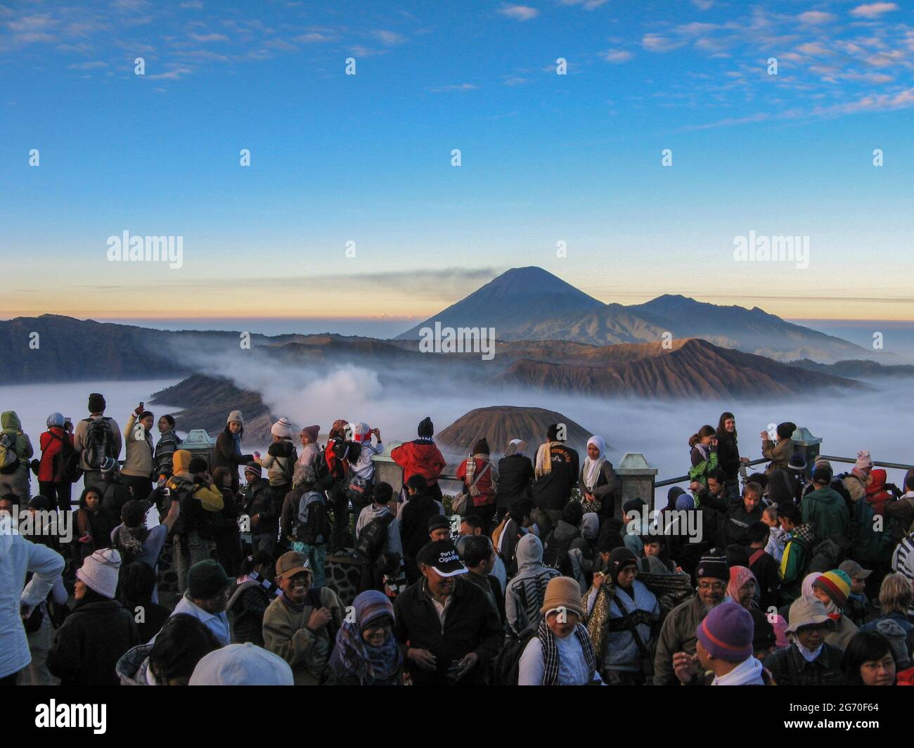 Mount Bromo, Indonesien - 19. Juli 2009: Überfüllter Blickpunkt kurz nach Sonnenaufgang im idyllischen Volkano Park Stockfoto