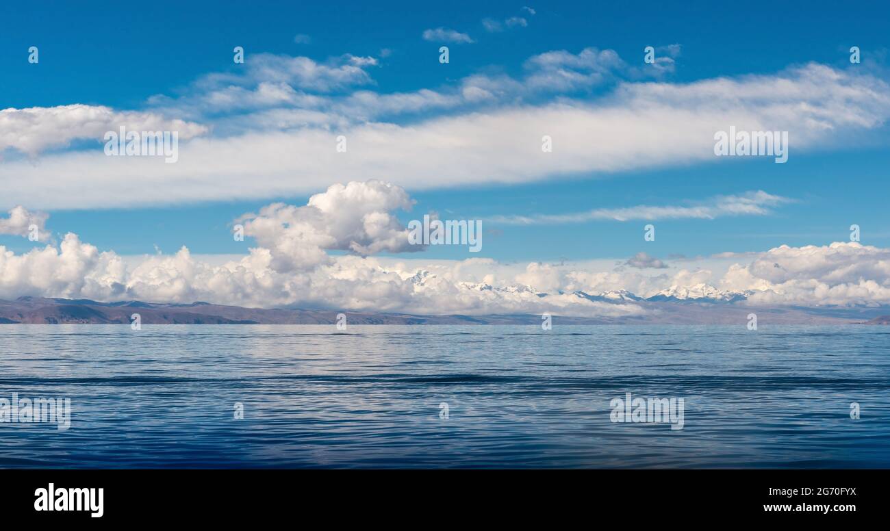 Titicaca See-Panoramalandschaft mit schneebedeckten Andengipfeln, Bolivien. Stockfoto
