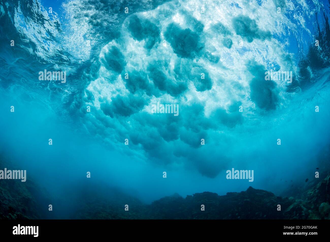 Surf stürzt über ein flaches Riff aus die Insel Lanai, Hawaii. Stockfoto