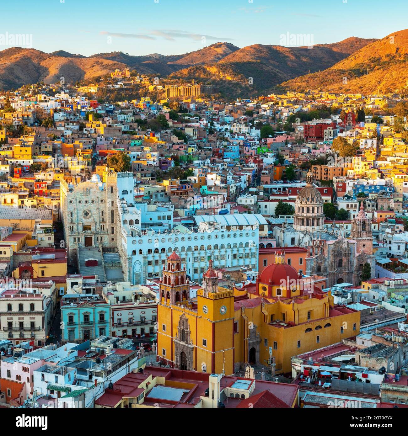 Stadtbild von Guanajuato bei Sonnenuntergang mit der Basilika unserer Lieben Frau von Guanajuato, Mexiko. Quadratisches Format. Stockfoto