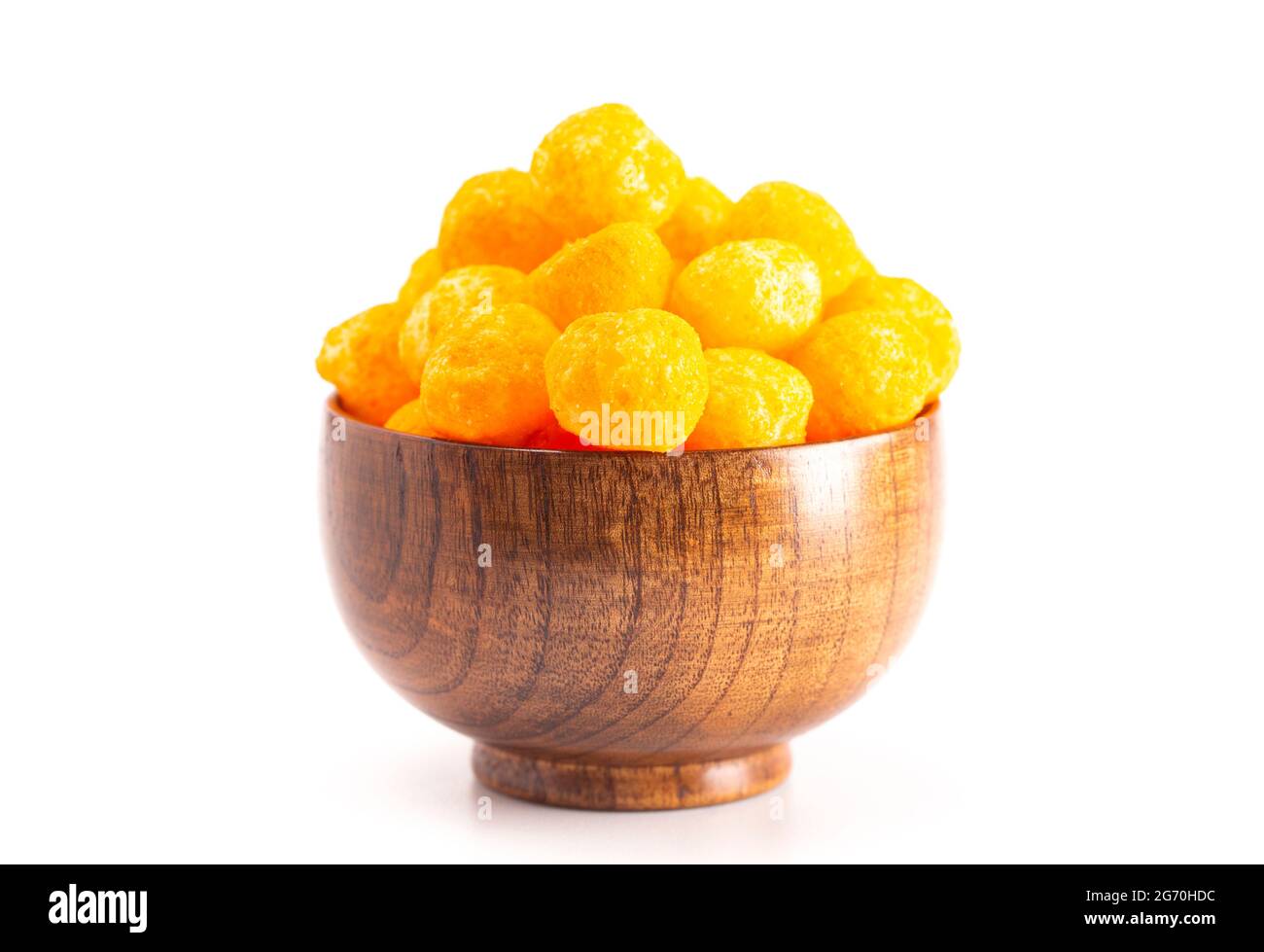 Mit Käse überzogene Kugelsnacks isoliert auf weißem Hintergrund Stockfoto