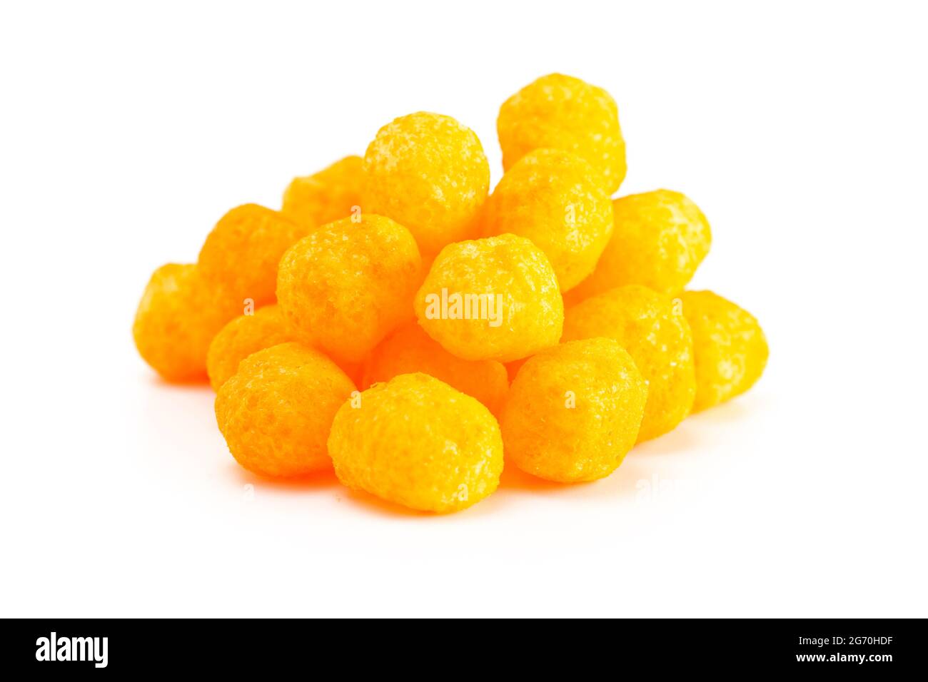 Mit Käse überzogene Kugelsnacks isoliert auf weißem Hintergrund Stockfoto