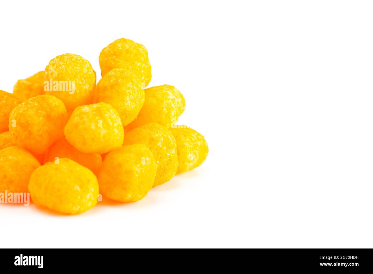 Mit Käse überzogene Kugelsnacks isoliert auf weißem Hintergrund Stockfoto