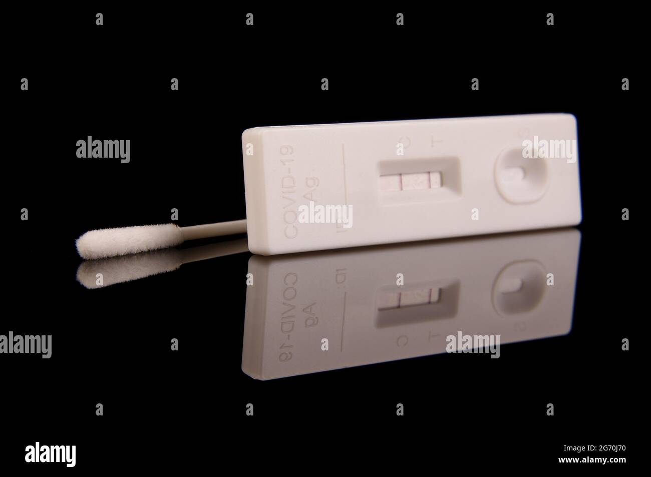 Schnellantigen-Testkit für den COVID-19-Coronavirus-Nachweis und die Pandemiekontrolle isoliert auf dem schwarzen reflektierenden Hintergrund Stockfoto